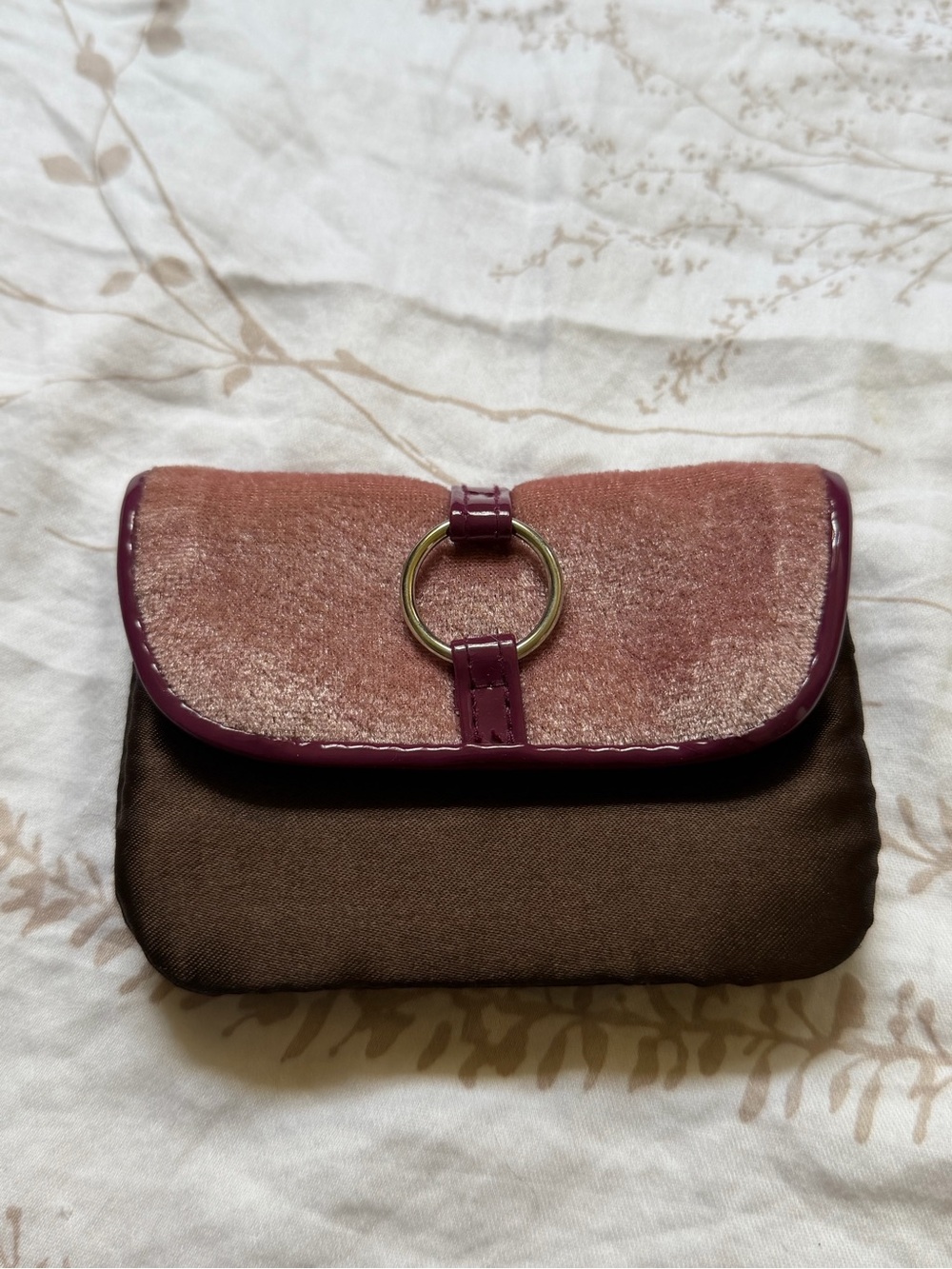 Elegant Card Holder With Ring Accent